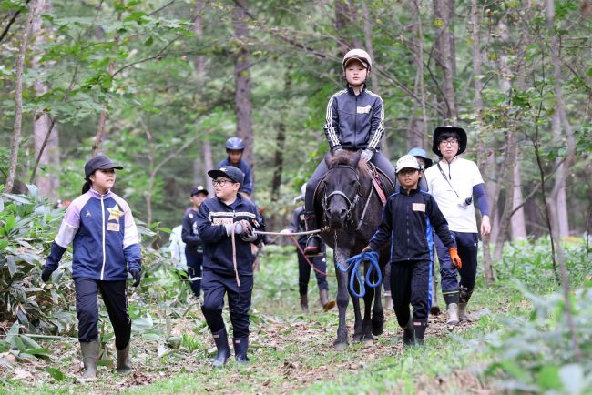 馬とトレッキング　清川小児童が授業で乗馬体験