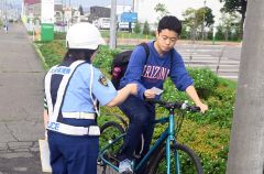 自転車利用者にヘルメット着用を呼び掛ける帯広署員