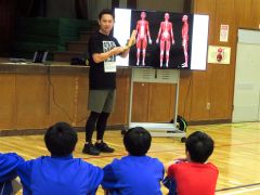 なぜ体を動かしたほうが良いか、をテーマに講演する西田さんと生徒