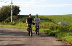 本別から足寄までの約１６キロをサイクリングで楽しんだ（左から）マディコットさんとライトさん