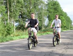 本別から足寄までの約１６キロをサイクリングで楽しんだ（左から）マディコットさんとライトさん