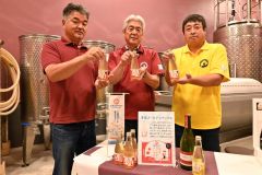 新商品の「芽室ゴールデンアップル」をＰＲする（左から）尾藤代表、林会長、めむろワイナリーの吉田知浩取締役