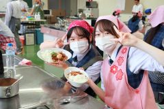 台湾旅行を前にルーローハンを調理・試食した大樹高校の生徒