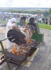 池田　秋のワイン祭り　１０６０人秋の味覚堪能