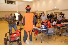 作業着やヘルメット、長靴などが展示販売された林業安全装備品展示会