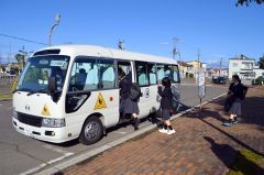 実証運行が始まったＪＲ池田駅と池田高校を結ぶ通学バスに乗り込む生徒たち