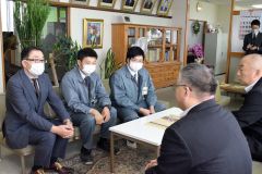 安井町長（右から２人目）と懇談する浅利取締役営業部長（左）ら