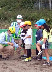 工事現場でドローンや測量器械などについて学ぶ陸別小の児童たち