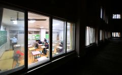 日中のざわめきが消えた校舎。定時制の四つの教室に明かりが灯り、生徒たちが授業に臨む