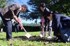 震災の記憶を後世につなげようとハスカップの苗木を植樹した生徒と山口さん（左）