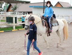 「馬の気持ち考えて」　瓜幕小児童が乗馬体験　年２回の学校クラブ活動　鹿追 4