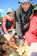 袋いっぱい野菜詰め　岩内仙峡もみじまつり