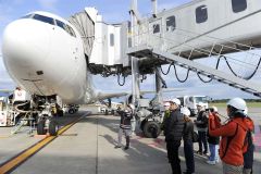 飛行機間近で見学　帯広空港で「手ぶらキャンプ」