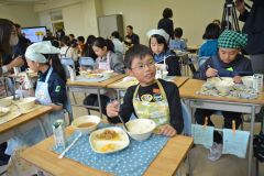 帯広市場給食「おいしい」児童完食　創立１１０年で食材２５０万円分寄贈 10