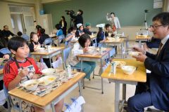 帯広市場給食「おいしい」児童完食　創立１１０年で食材２５０万円分寄贈 12