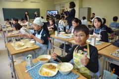 帯広市場給食「おいしい」児童完食　創立１１０年で食材２５０万円分寄贈 4
