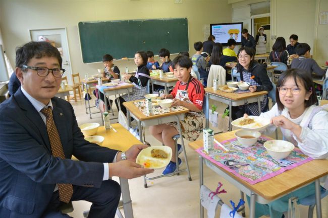 帯広市場給食「おいしい」児童完食　創立１１０年で食材２５０万円分寄贈
