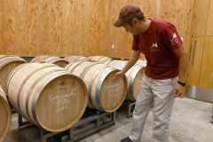 樽に名前を書き、生産者ごとに分けて熟成する“畑ごとのワイン”