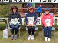 女性の部入賞者。（左から）準優勝の建部真紀子、優勝の萩原久美子、３位の松岡智子