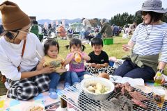 つかみ取りに行列、焼き台３００台　清水で「にんにく肉まつり」