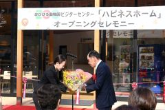 職員を代表して花束を手渡す藤澤主任補（左）と受け取る福原さん（右）