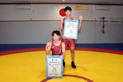 ３位入賞した（左から）少年フリー５１キロの稻川瑛太とグレコ５５キロ級の妹尾優篤