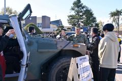 自衛隊の車両も展示された。軽装甲機動車を見学する生徒たち