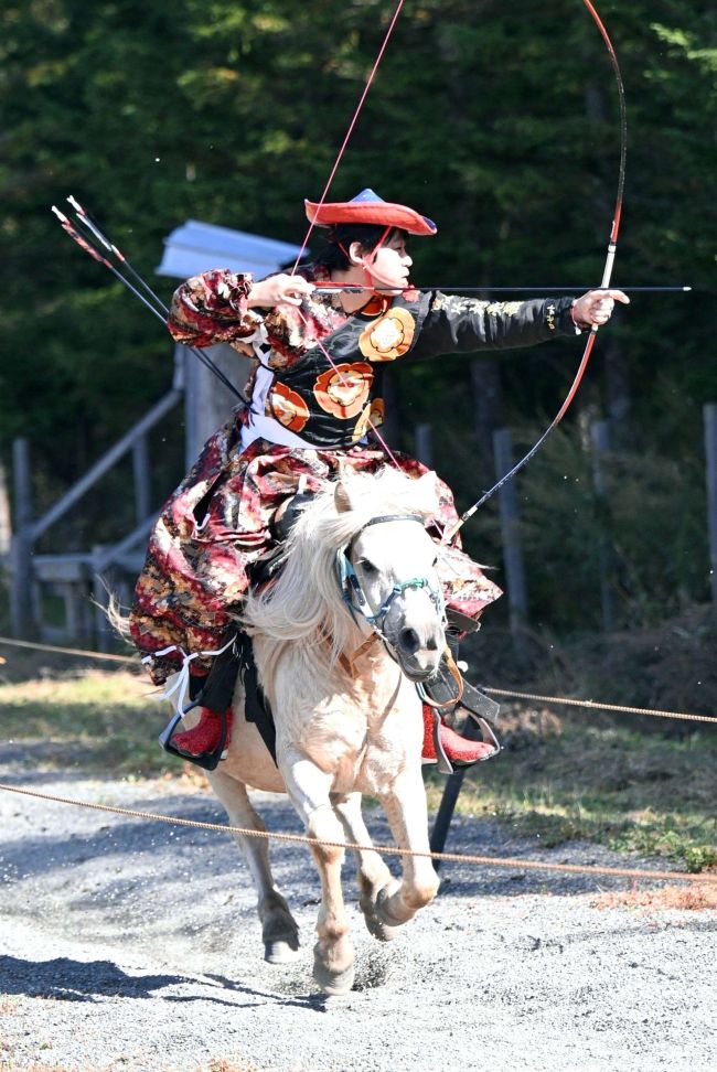 伝統装束で馬上から狙い　芽室町剣山どさんこ牧で騎射大会