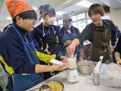 町産大豆とにがり　豆腐作りを体験　広尾高校で講習 2