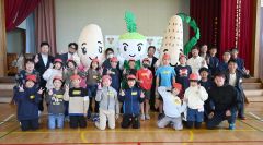 「大正野菜３兄弟」のマスコットを囲む児童と青年部員ら