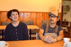 浦幌産大麦でクラフトビール造りに取り組んでいる鈴木代表と菅野副代表（右から）