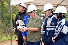 陸別中２年生が工事現場を見学　ドローン操縦やリモコンでクレーン移動