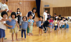 バケツリレー　園児が体験　認定こども園で防火訓練　本別