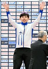 男子５０００メートルで優勝し、表彰台から客席に手を振る一戸誠太郎（金野和彦撮影）