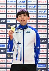男子５０００メートルで優勝し、メダルを掲げる一戸誠太郎（金野和彦撮影）