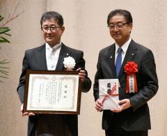感謝状を受け取った高嶋社長（左）と目録を受け取った米沢市長