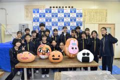 ハロウィーンに向けカボチャに色付け　帯広第七中