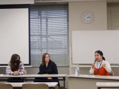 日本の学校について話すＡＬＴ（左から）ニューコム・キンバリーさん、メーガン・コーチャーさん・メラニー・ルウさん．ＪＰＧ