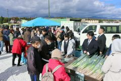 士幌高校の農産物販売などでにぎわったしほろ収穫祭
