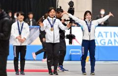 女子１０００メートル表彰で、観客に手を振る（右から）２位の佐藤綾乃、優勝の高木美帆、３位の山田梨央（金野和彦撮影）