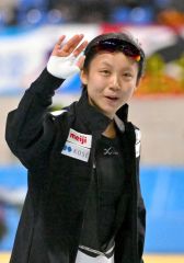 女子１０００メートルで優勝を決め、観客に手を振る高木美帆（金野和彦撮影）