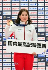 女子５０００メートル表彰で、金メダルを手に笑顔の堀川桃香（金野和彦撮影）