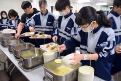 ３年間がんばったね　記念給食バイキングで　陸別中