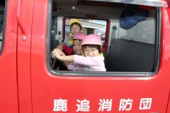 消防車に体験乗車する子どもたち