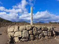 施設跡を撤去後に、使われていた間知石を史跡標柱周辺に積んだ