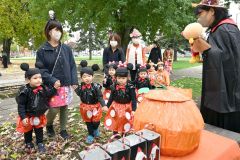 仮装をして街中を歩き、公園に到着した子どもたち。先生たちがお菓子を用意してお出迎え（金野和彦撮影）