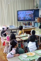 オンラインで絵本の読み聞かせを聞く上士幌小児童