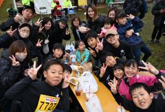 ゴール後に食事を楽しむ小学生ランナーたち（２９日午前９時３０分ごろ、須貝拓也撮影）