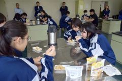 非常用のアルファ化米を試食する陸別中の生徒たち