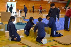 段ボールベッドを組み立てる生徒たち